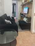 Sofá preto com chaise long em veludo