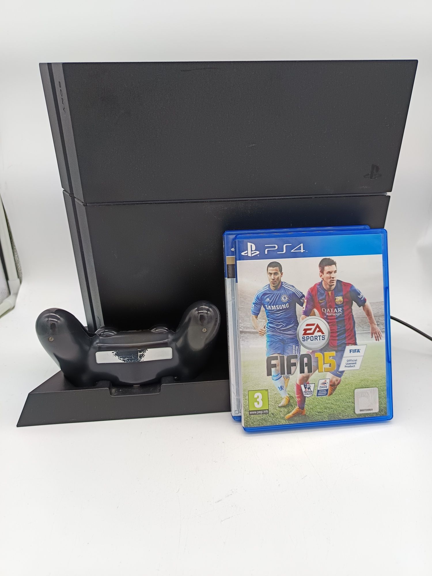 Konsola PlayStation 4 + 2 gry + podstawka + pad okablowanie