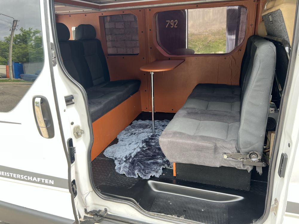 Opel Vivaro Long пассажир 9 мест , 2.0 мотор , 6 ступка ,
