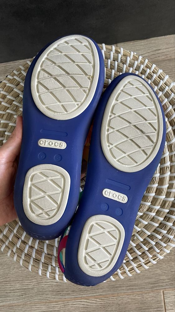 Crocs sandały Huarache Flat Multi/Cerulean Blue W8 38/39