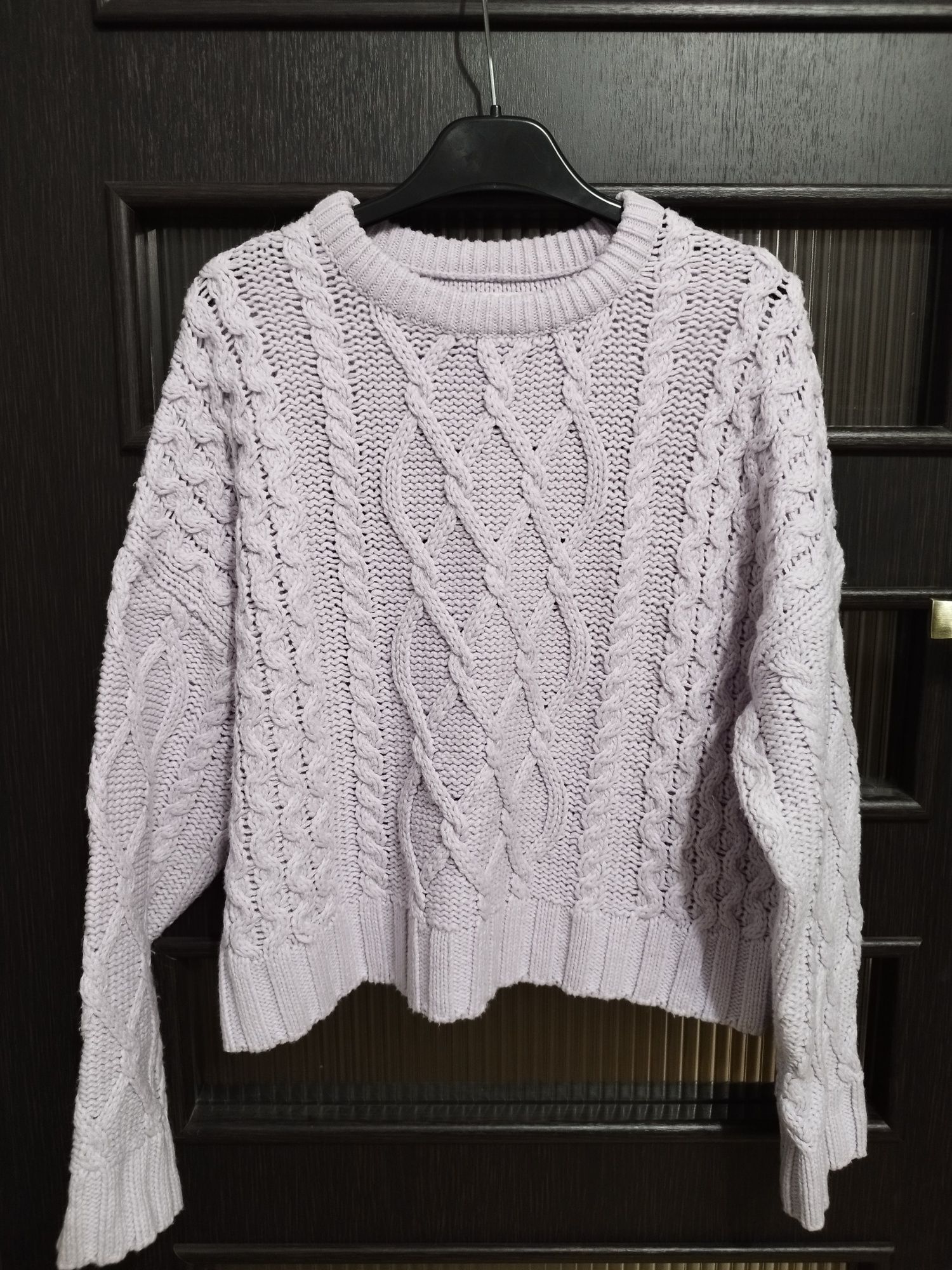 Sweter o warkoczowym splocie w kolorze lawendowym