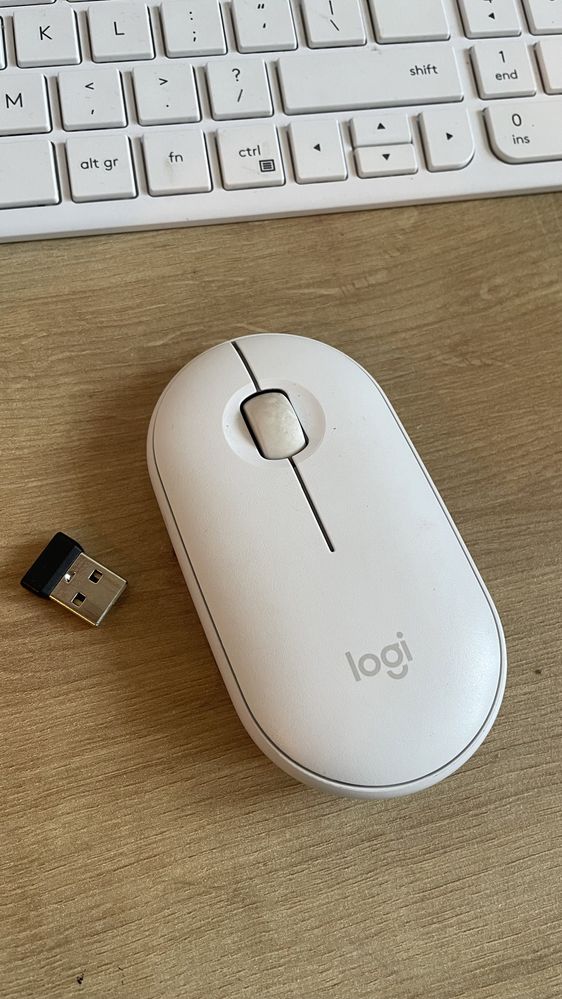 biała klawiatura bezprzewodowa logitech tablet ipad laptop z myszka