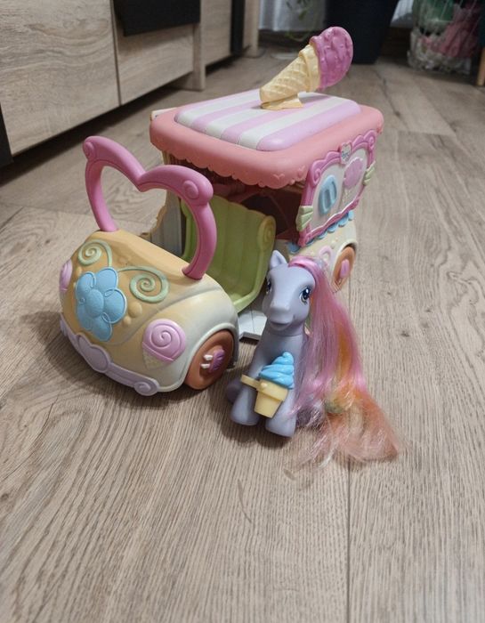 Duży samochód lodziarnia