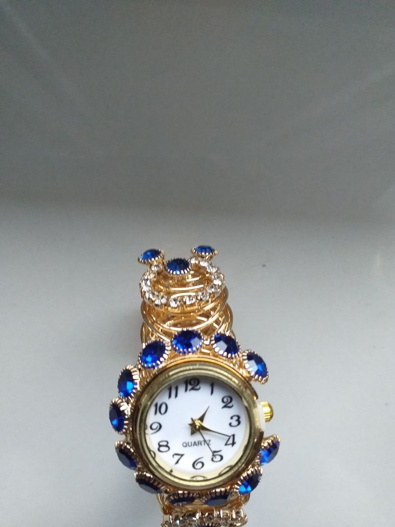 Przepiękny zegarek z bransoletką zdobioną.