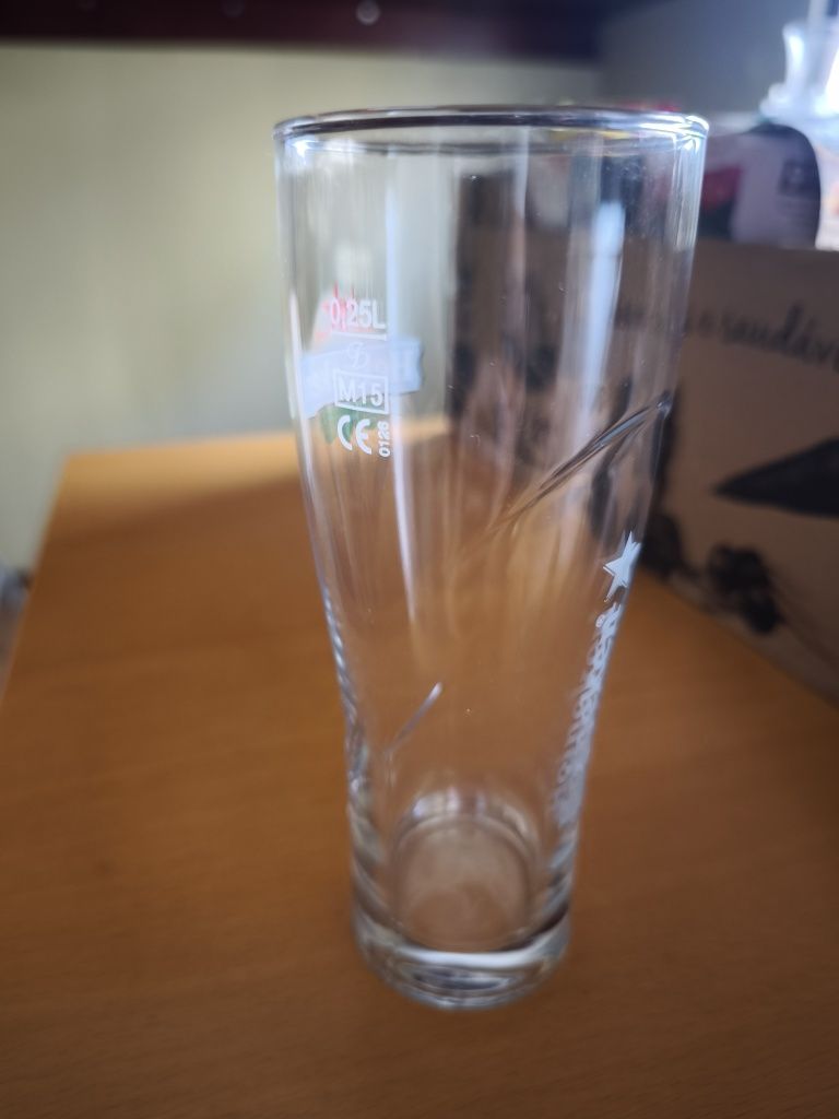 Copos da vidro da Heineken
