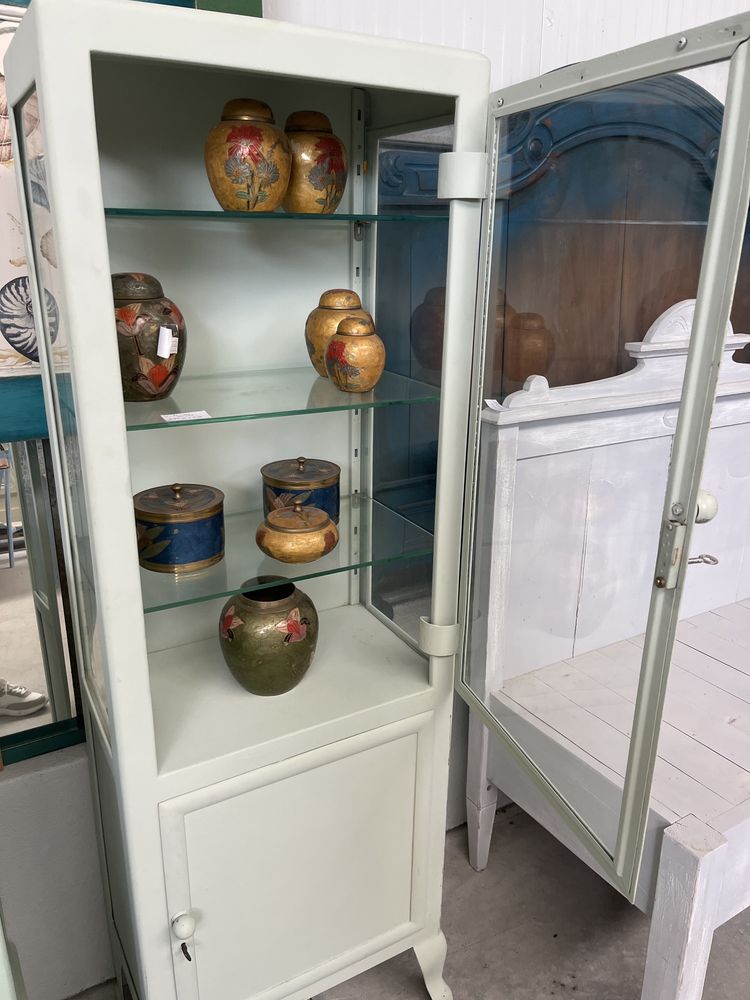 Vitrine em ferro com vidraça