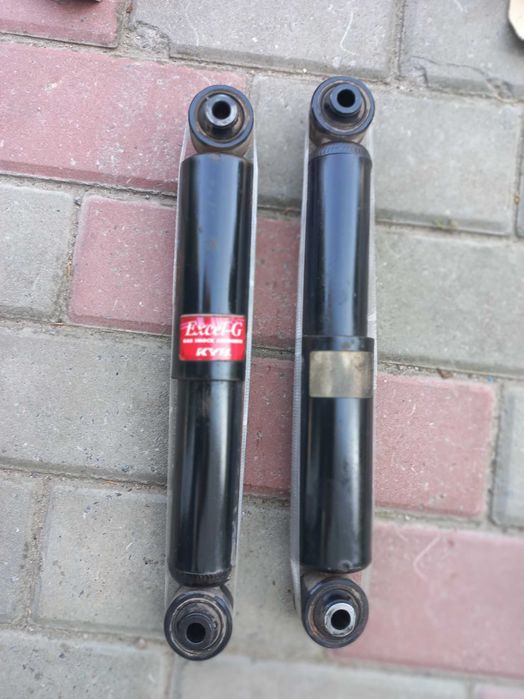 Задні амортизатори KYB авто RAF 4 2013-2018р.в. в відмінному стані