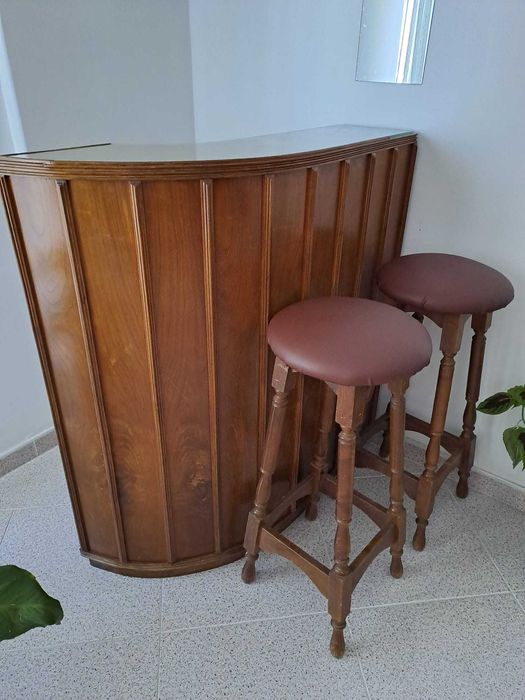 Balcão de bar em madeira, com 2 bancos