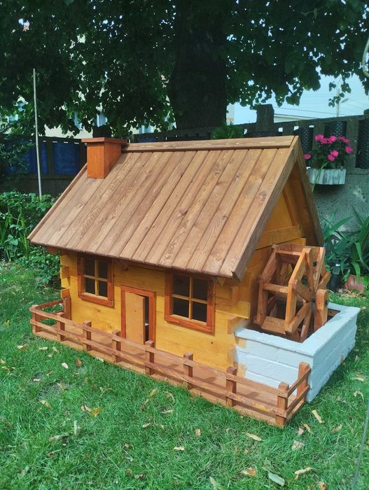 Drewniany młyn wodny na ogród