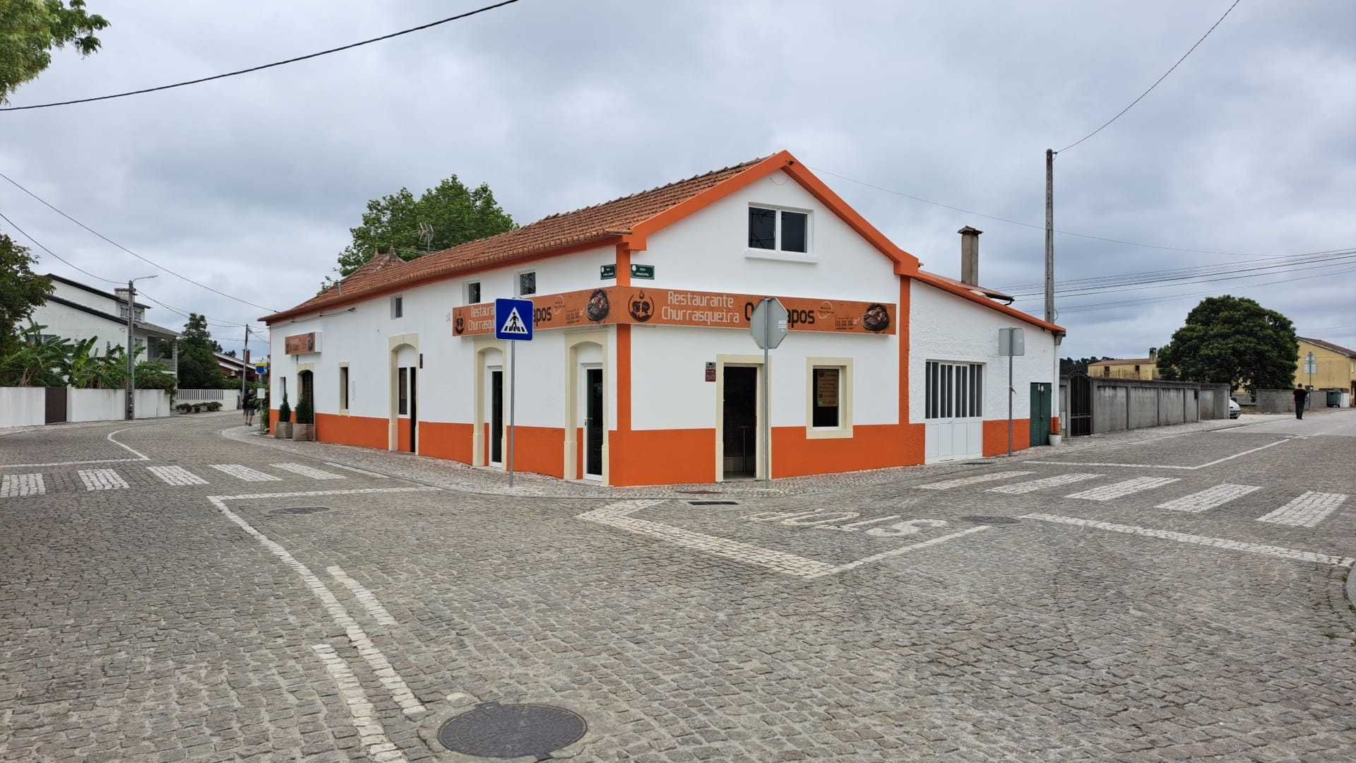 Restaurante com cozinha equipada