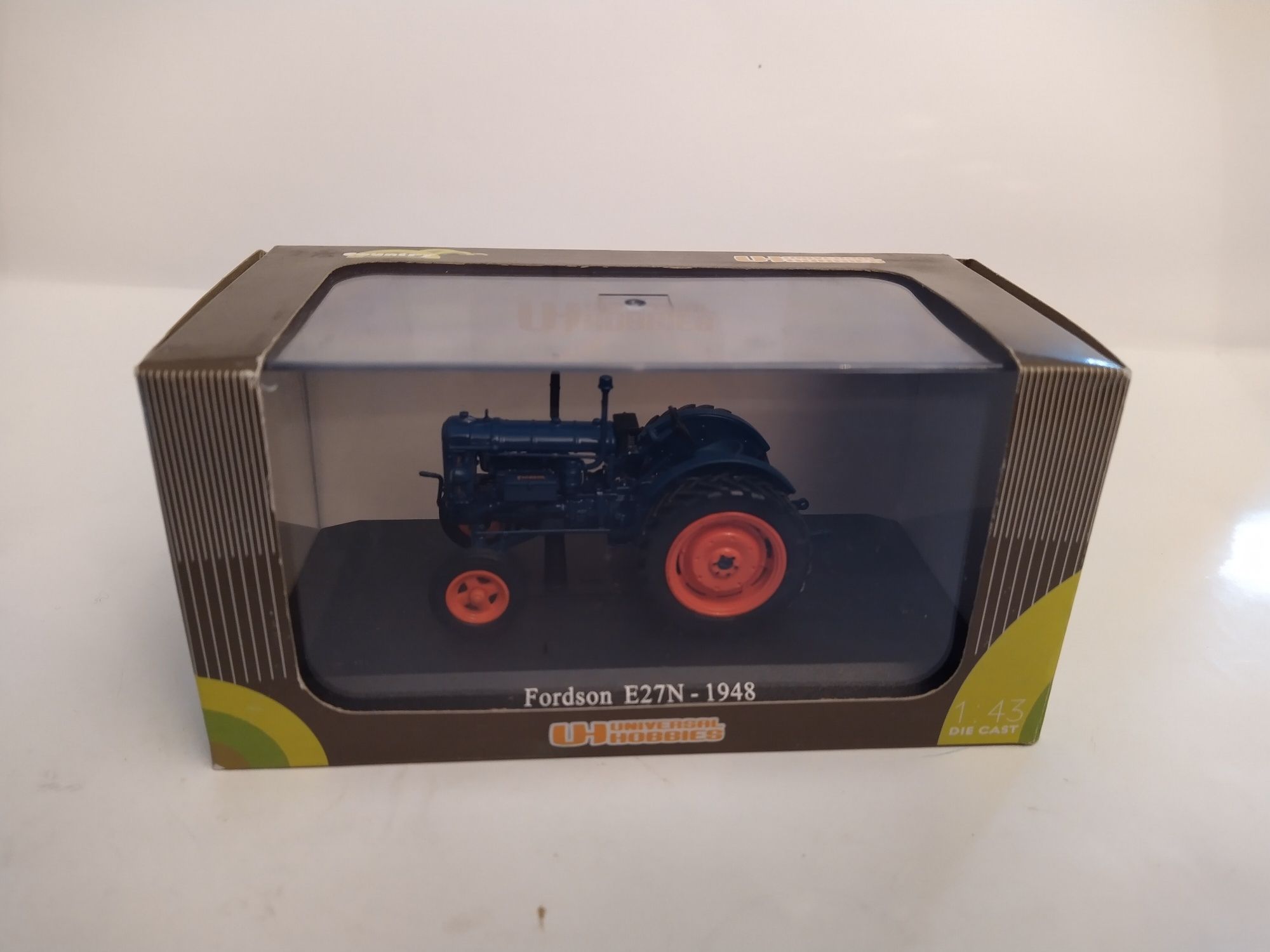 Traktor Fordson E27N UH Universal hobbies 1:43