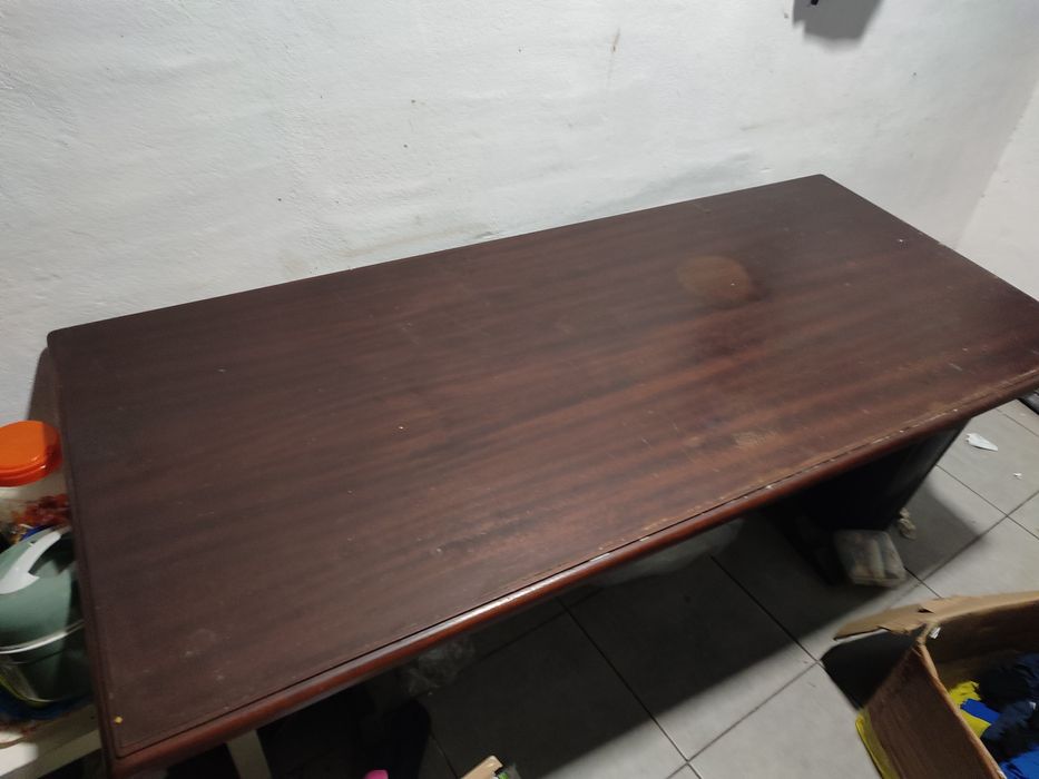 Mesa de jantar à venda, sem cadeiras.
