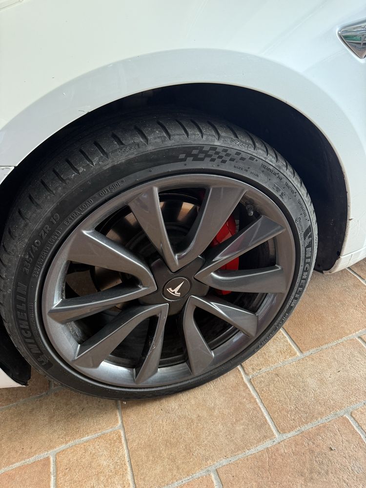 Vendo jantes com pneus para tesla