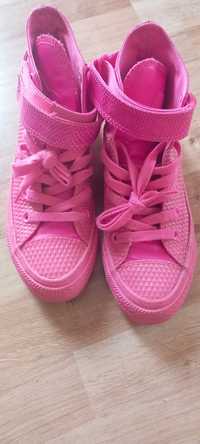 Różowe buty converse