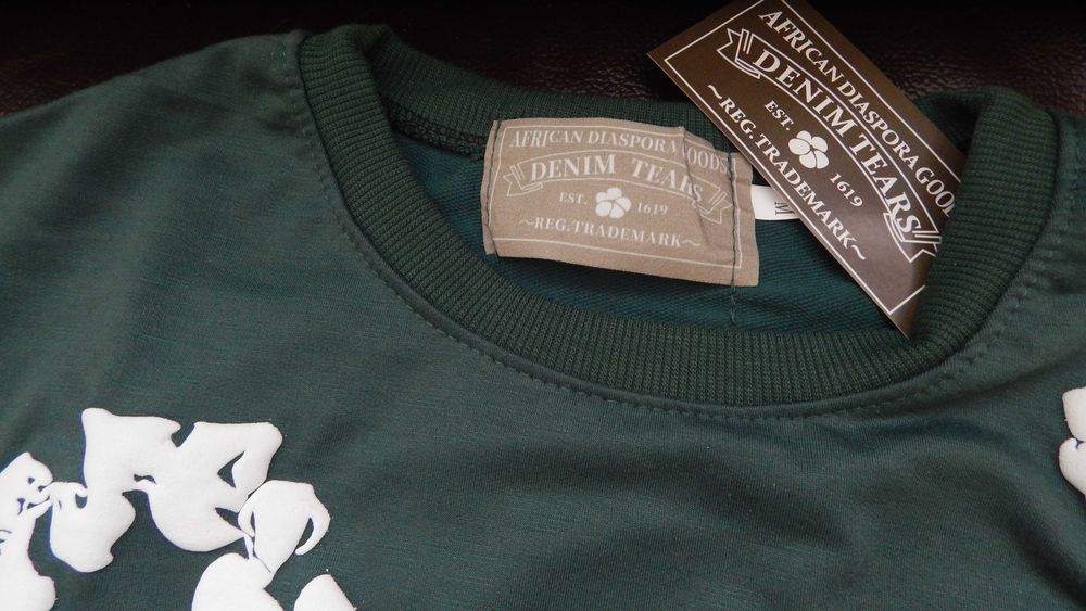 DENIM TEARS T-shirt z krótkim rękawem i spodenkami