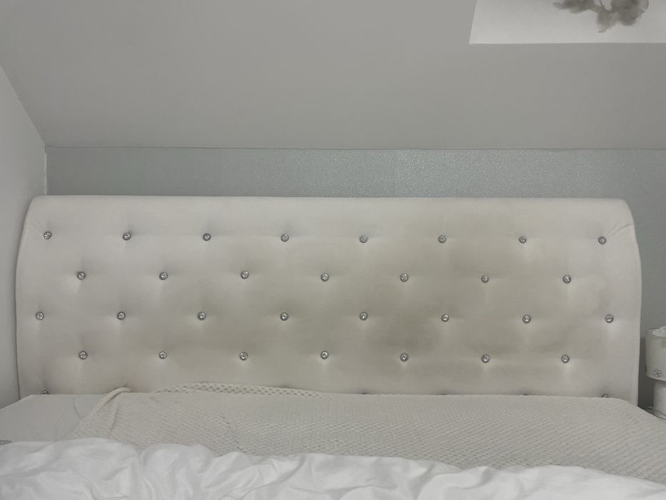 Nowoczesne łóżko zamszowe z kryształkami i materacem