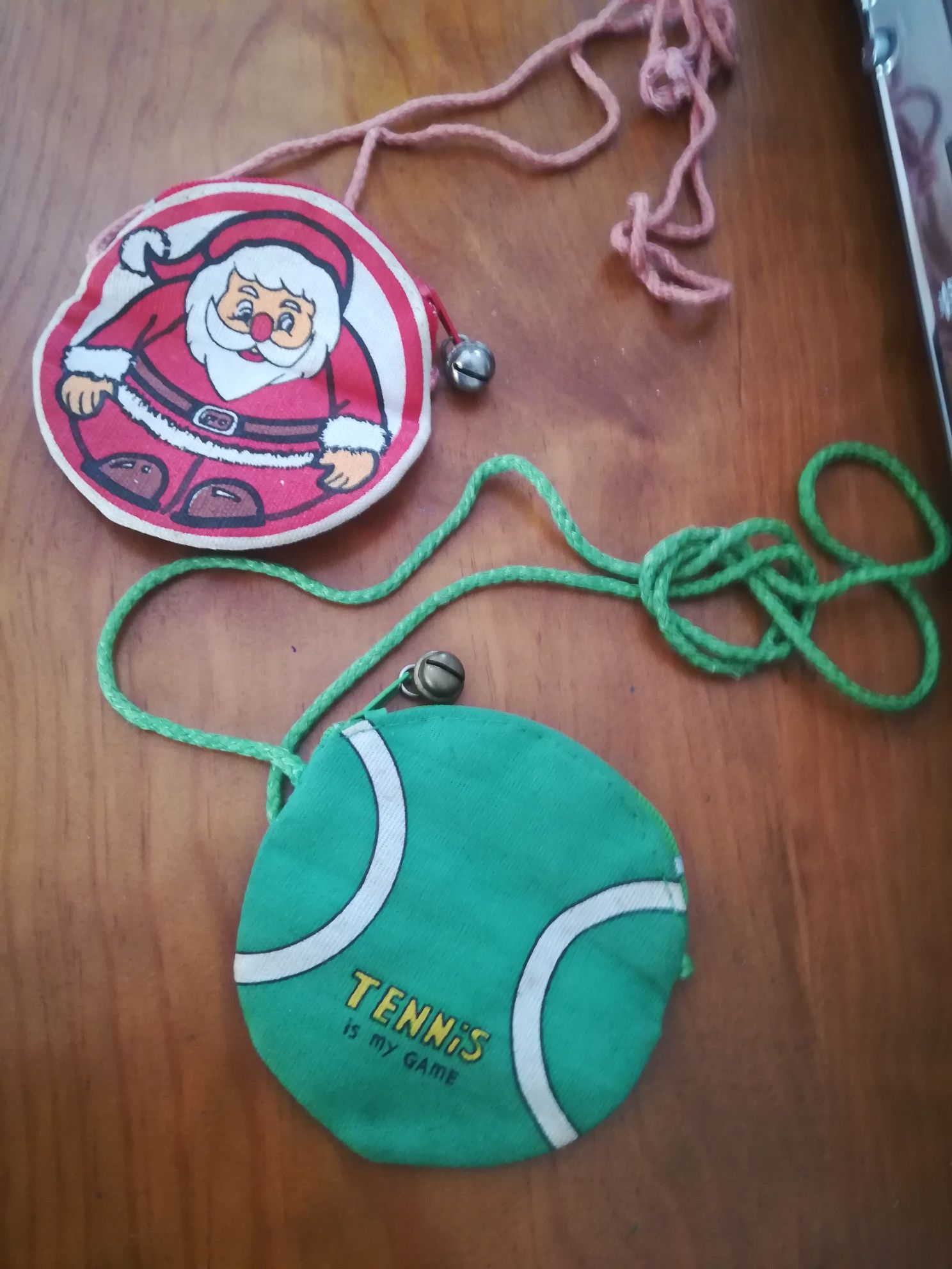 Mini bolsas anos 90 pai natal e ténis