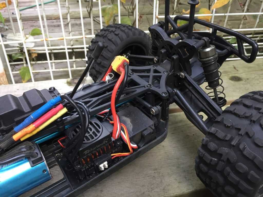 Telecomandado motor brushless - escala 1/10 (grande) -BIGFOOT -Bashing