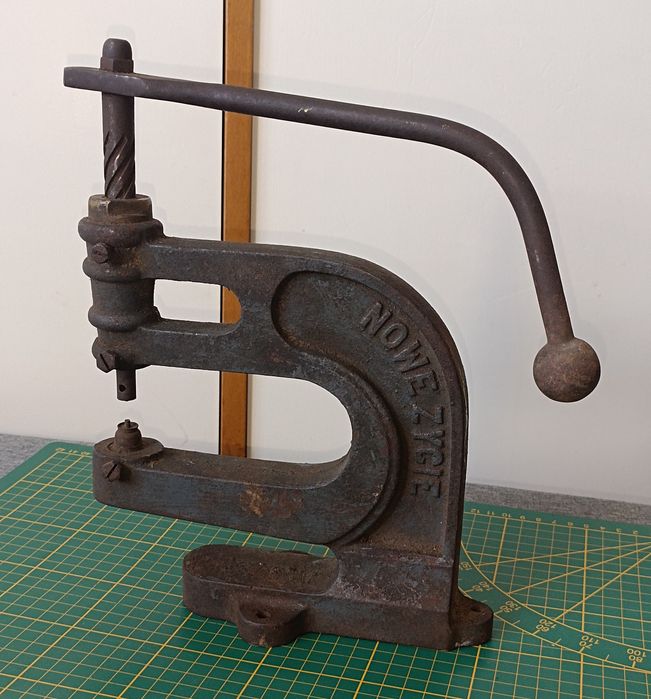 Stara żeliwna prasa kaletnicza.