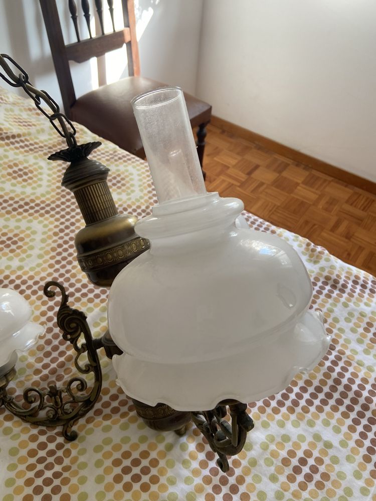 Um candeeiro de tecto e dois do mesmo conjunto de mesa de cabeceira