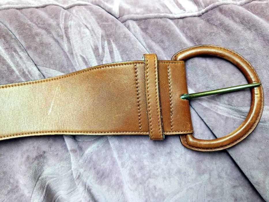 Стильный кожаный ремень пояс с обтянутой пряжкой