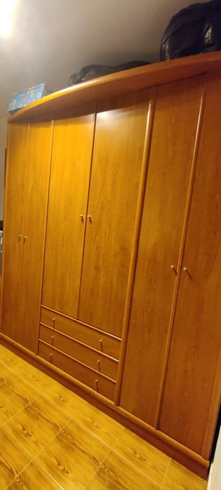 Guarda-roupa de madeira