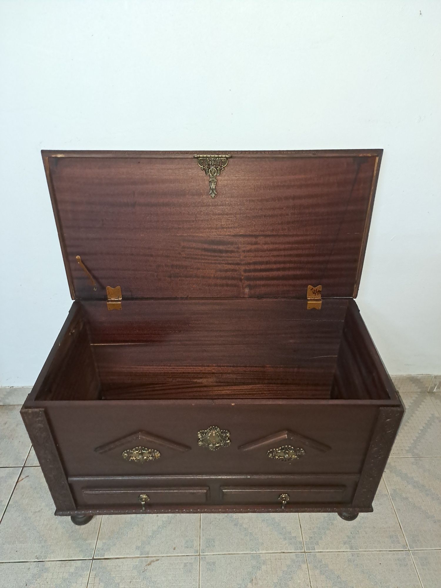 Baú ,Espelho, Mesinha de  cabeceira