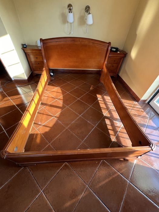 Estrutura de cama em cerejeira maciça, modelo Luis Filipe
