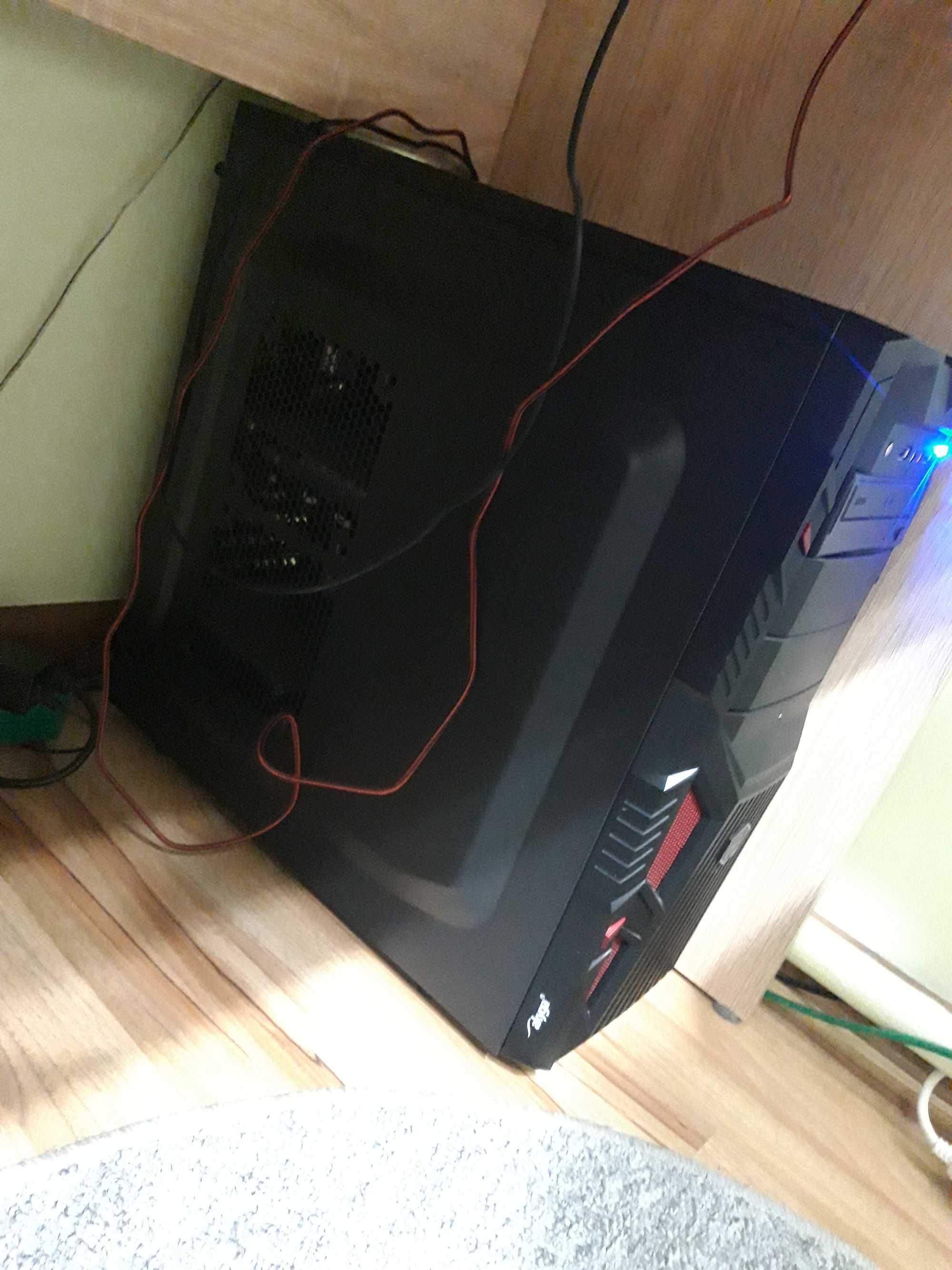 Komputer z monitorem bardzo dobry stan