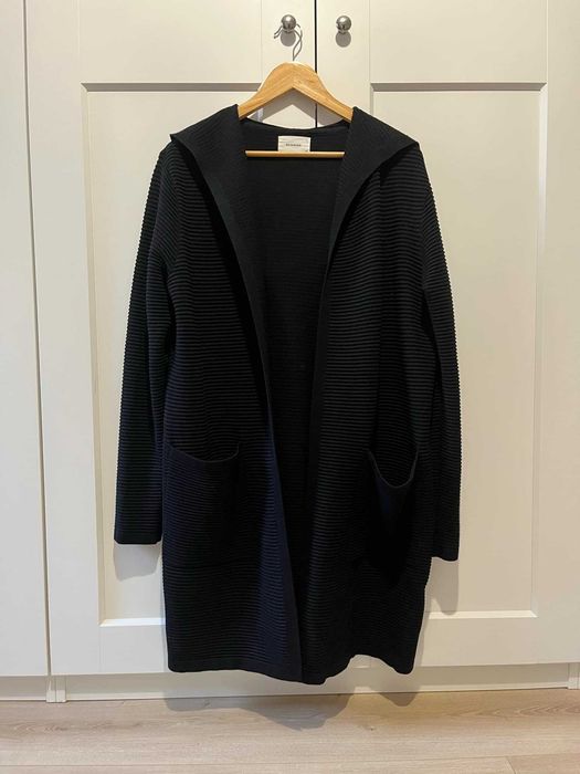 Czarny sweter z kapturem