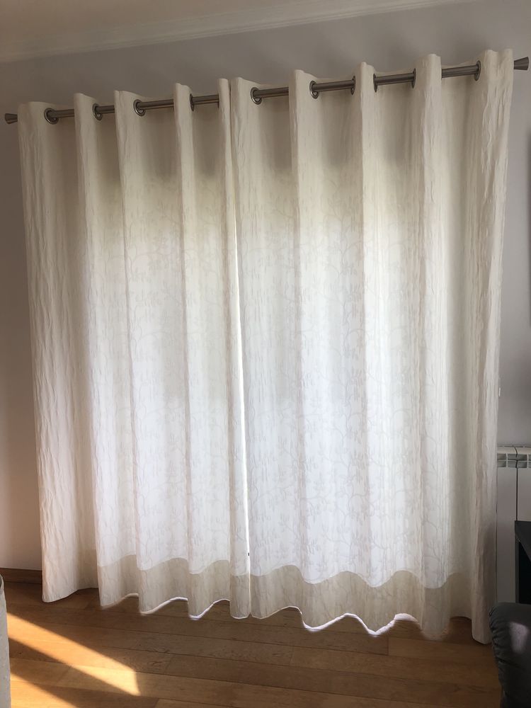 Cortinados beges e estampados 2x2 semi-opacos