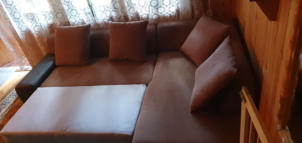 Narożnik z funkcją spania i pojemnikiem plus poduchy