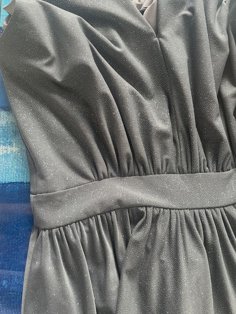 Długa suknia wieczorowa brokatowa na szyję z rozcięciem