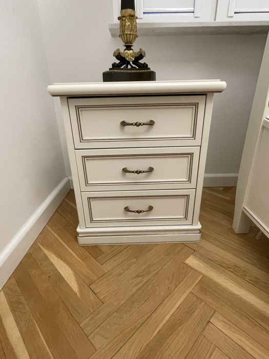 Włoski drewniany biały stolik nocny z szufladami