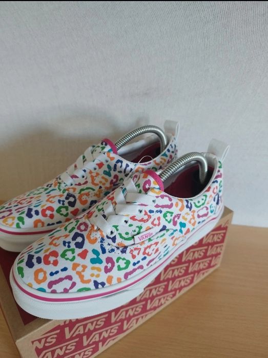 Vans Rainbow Tamanho 35 novos nunca usados, sem a caixa original.