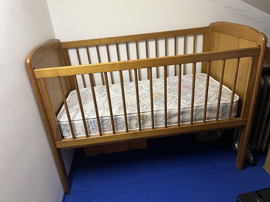 Berço em pinho mais colchão