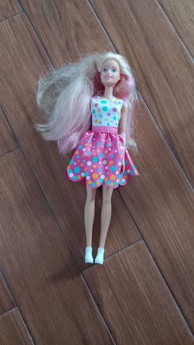 Lalka Barbie sukienka w groszki różowe włosy