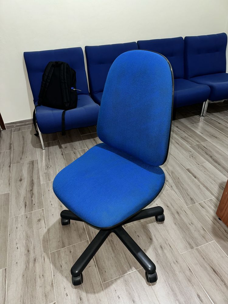 Cadeira azul com rodas