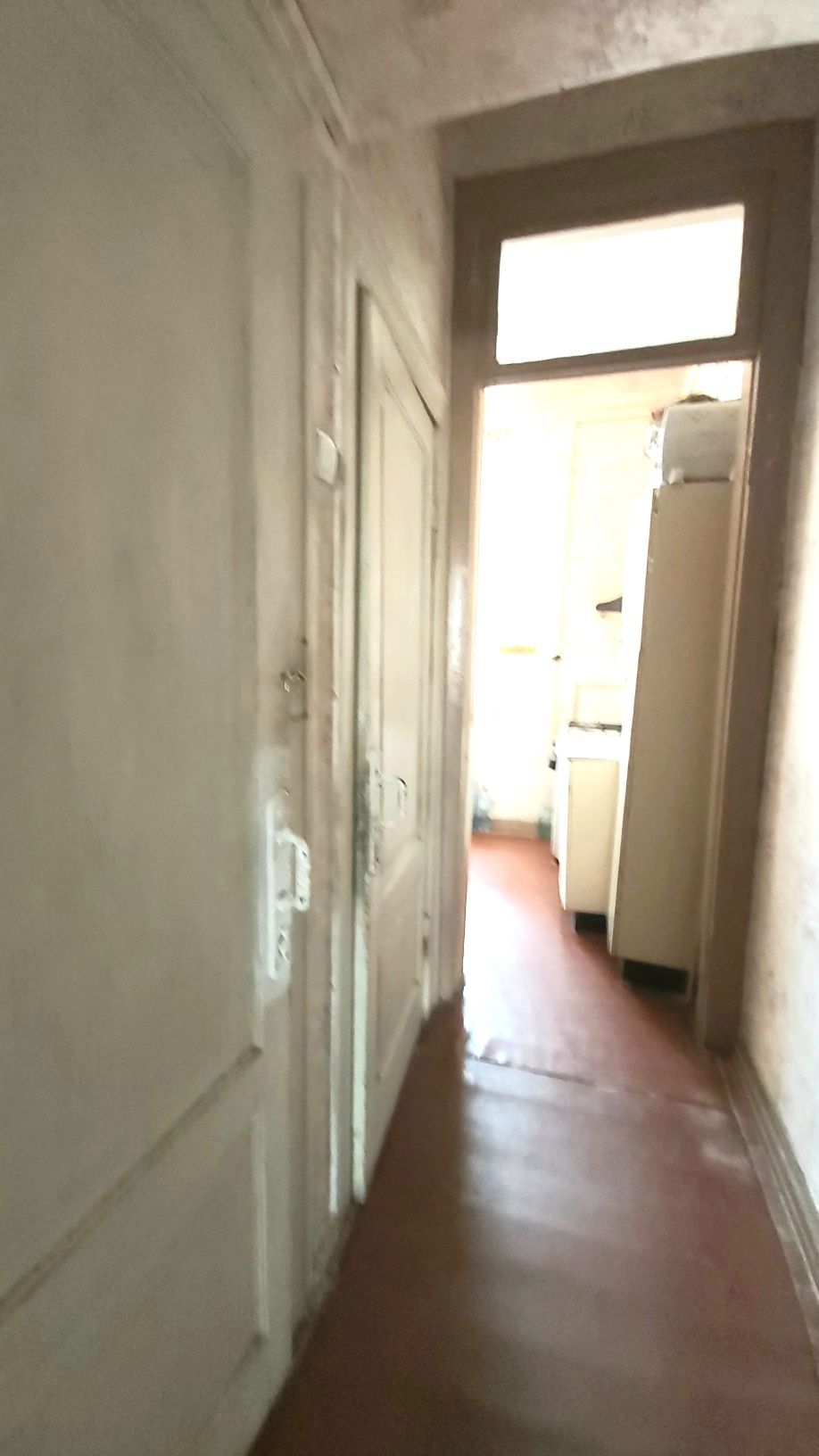 Продам  2 комнатную , недалеко от метро