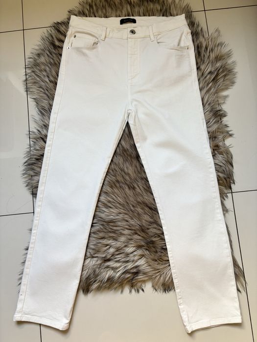 Białe spodnie rurki jeansy z wysokim stanem Massimo Dutti