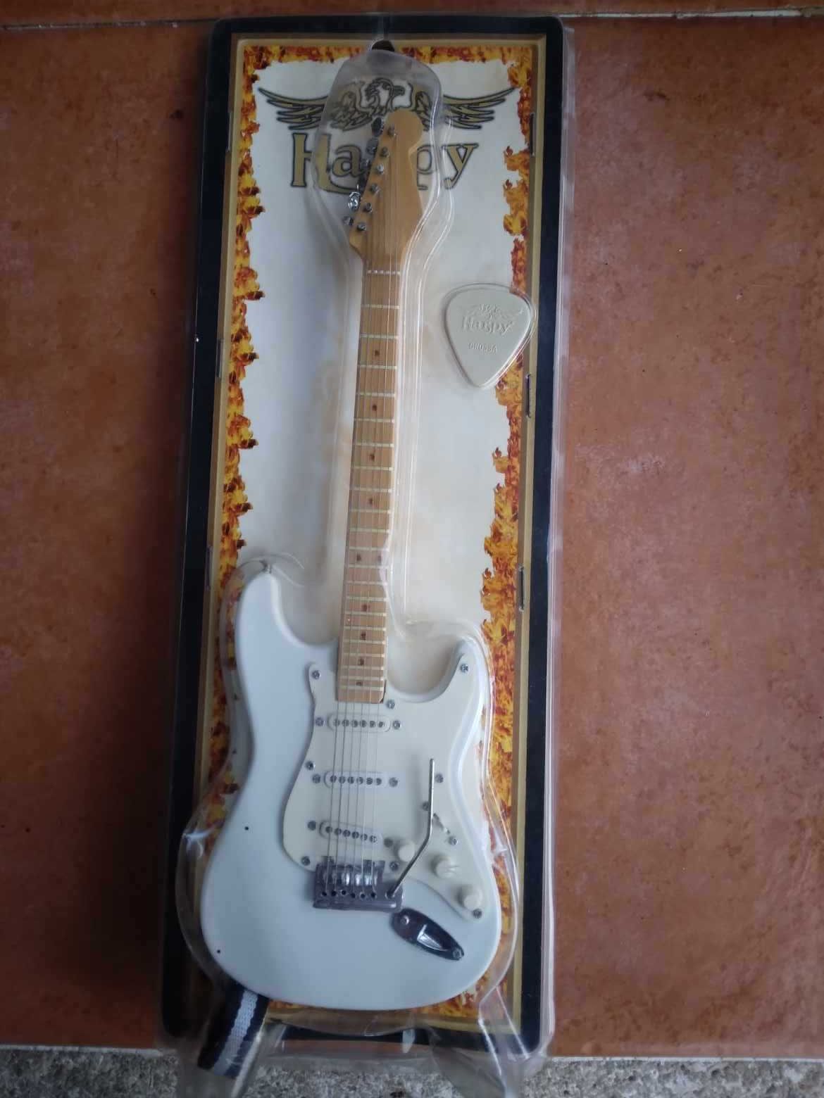 Miniatura Replica Guitarra Strato Escala de 1:4