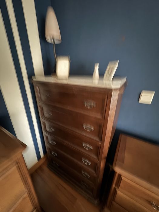 Cómoda em madeira maciça com tampos em marmore