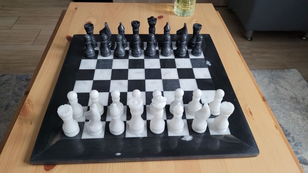 Marmurowy zestaw szachowy czarny i biały marmur