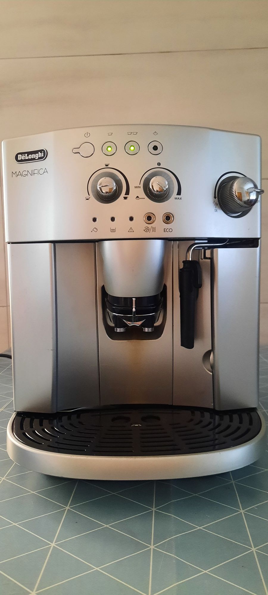 Máquina café delonghi magnífica