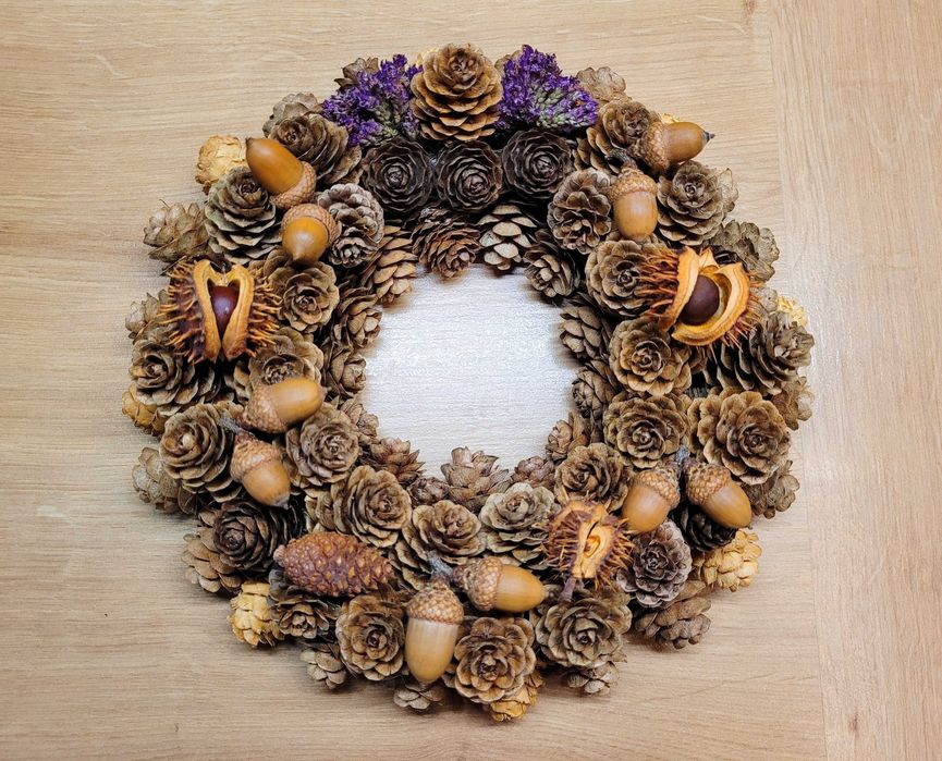 jesienny wieniec na naturalnym podkładzie  - szyszki, żołędzie - 22 cm