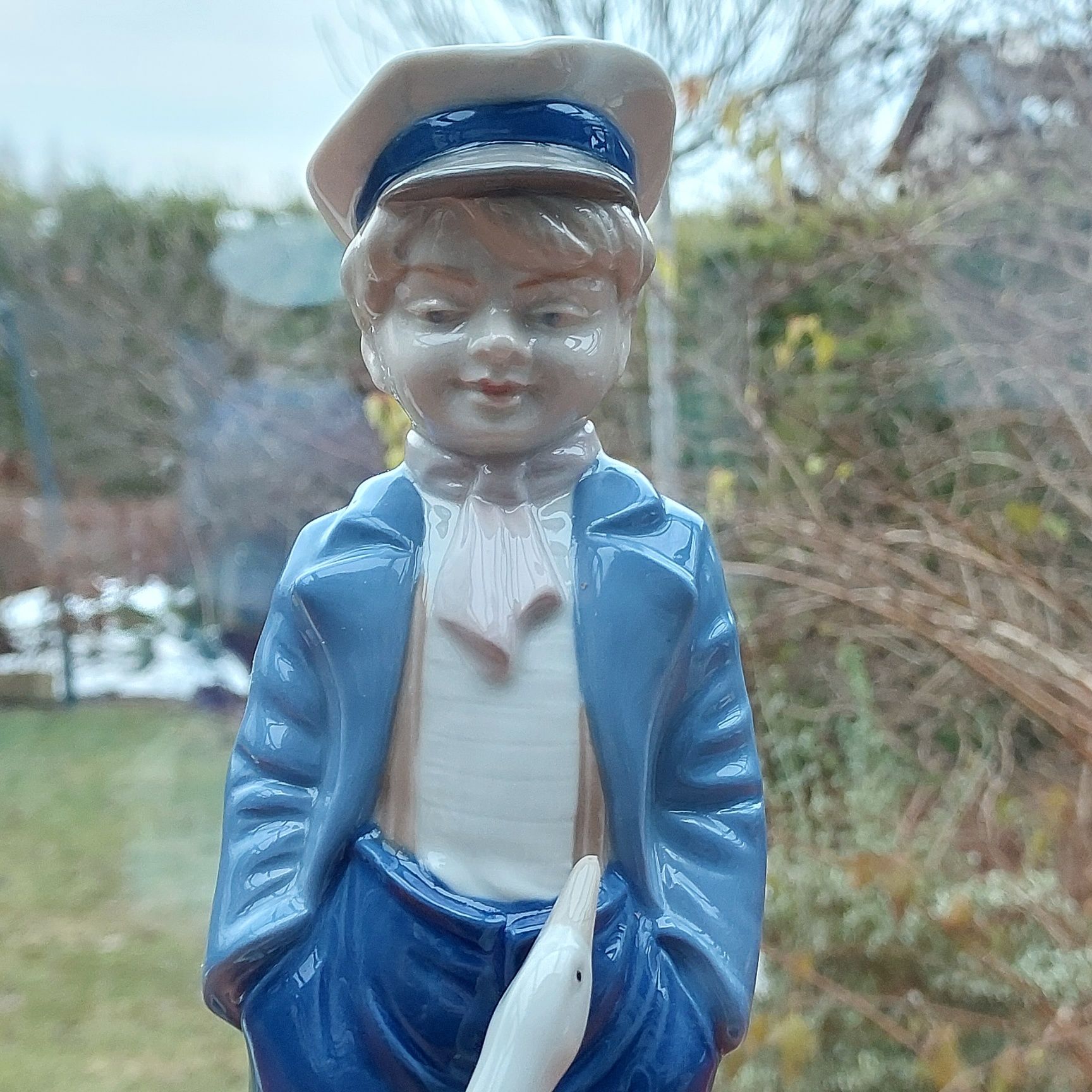 Porcelanowa figurka GDR chłopiec z gęsią