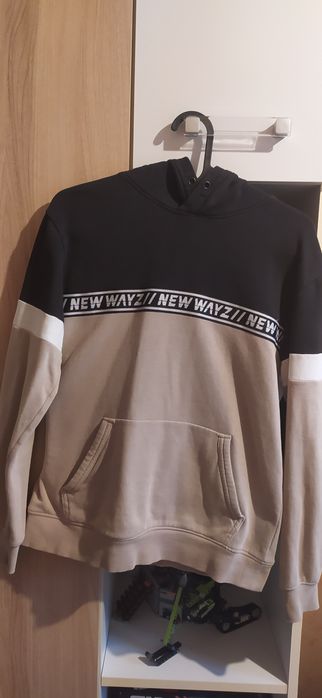 Bluza beżowo czarna z kapturem