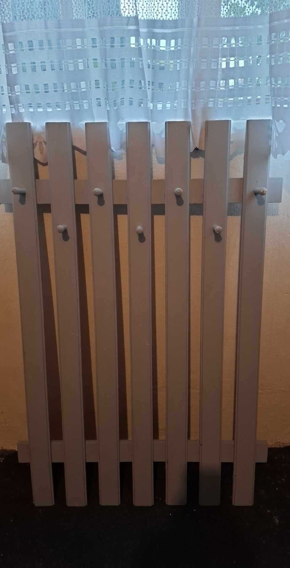 Wieszak drewniany w kolorze szarym wym szer 80 cm wys 117 cm