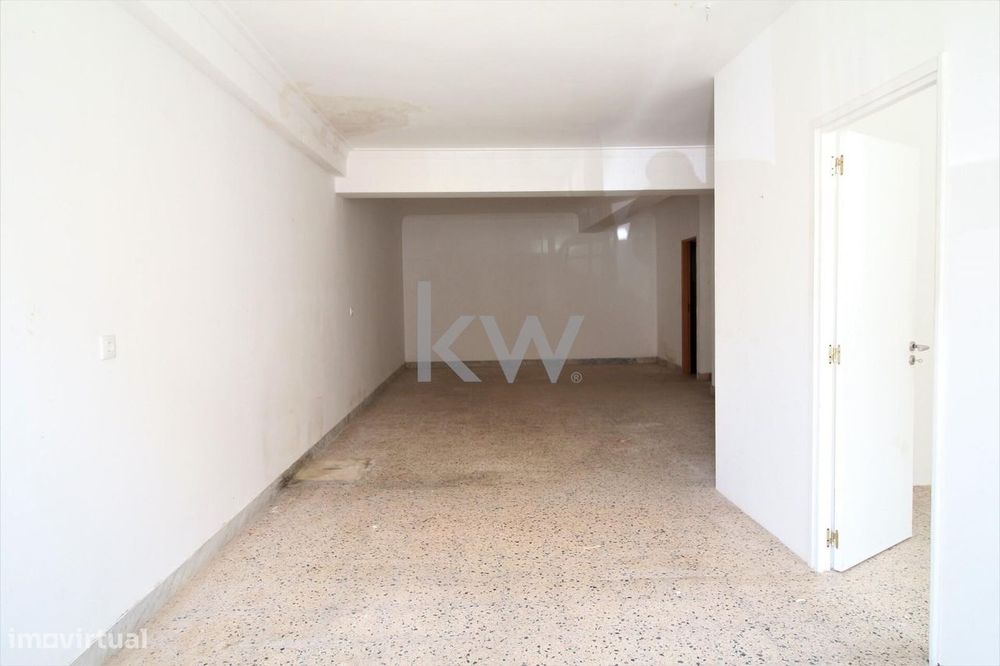 Armazém ou Loja no Cacém junto ao centro de saúde