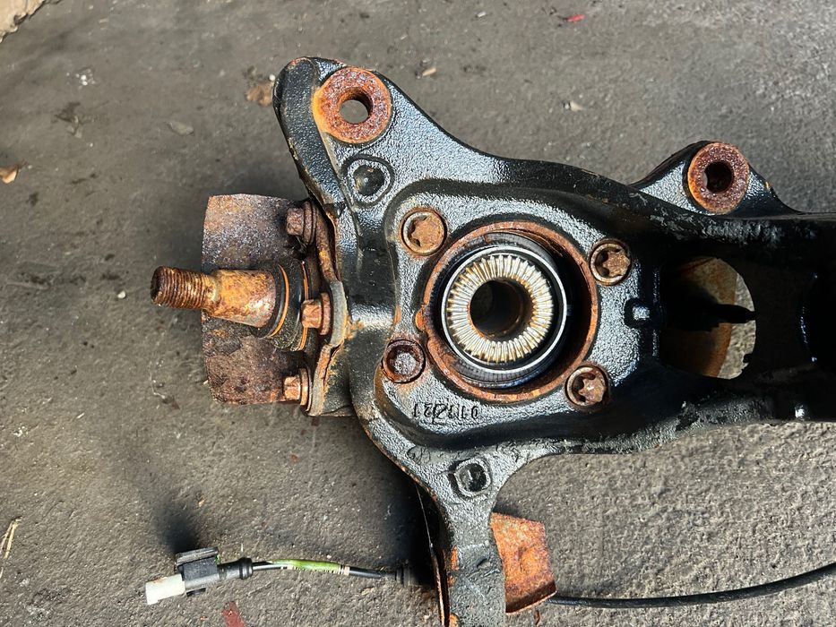 Mercedes Sprinter W910 lewe przednie zawieszenie zwrotnica amortyzator